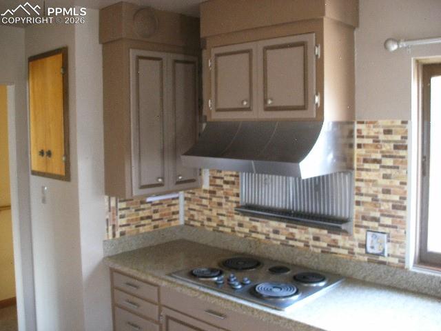 Image 13 of 27: Kitchen