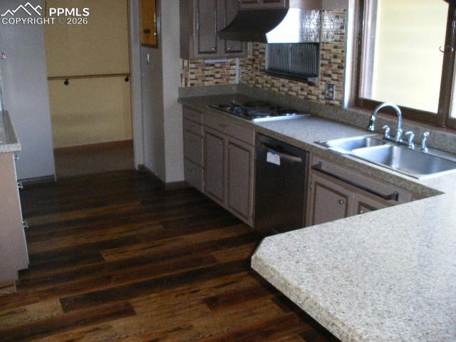 Image 14 of 27: Kitchen