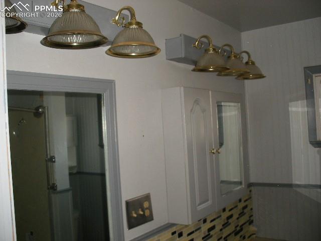 Image 19 of 27: Bathroom