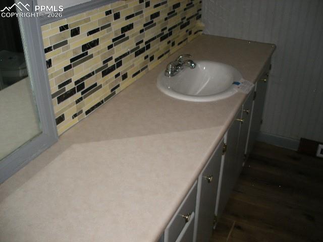 Image 4 of 27: Bathroom