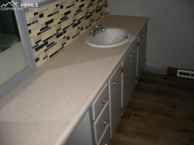 Image 5 of 27: Bathroom