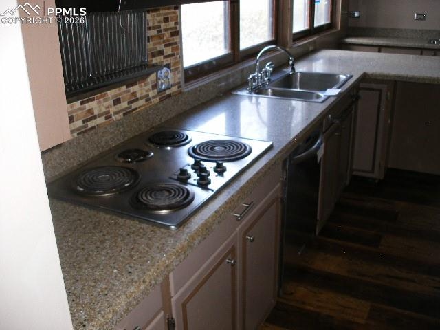 Image 9 of 27: Kitchen