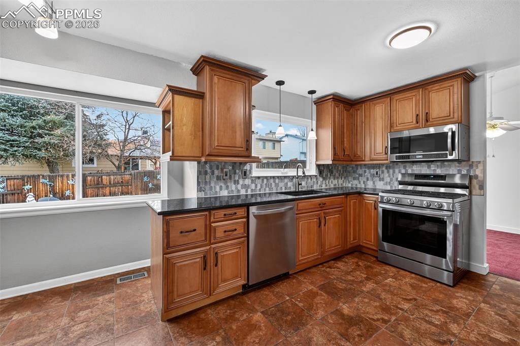 Image 13 of 41: Kitchen