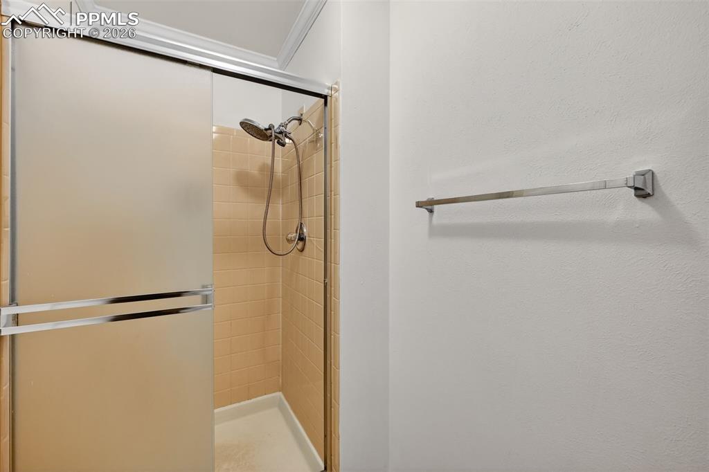 Image 19 of 41: Bathroom