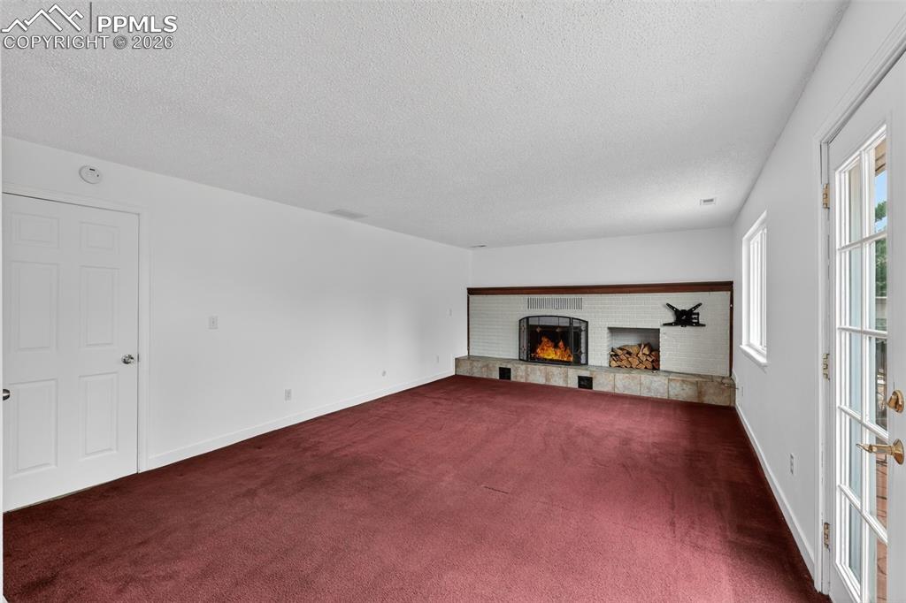 Image 27 of 41: Living Room