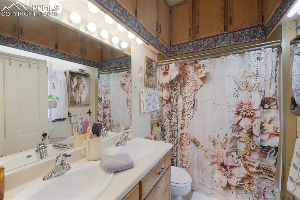 Image 11 of 32: Bathroom