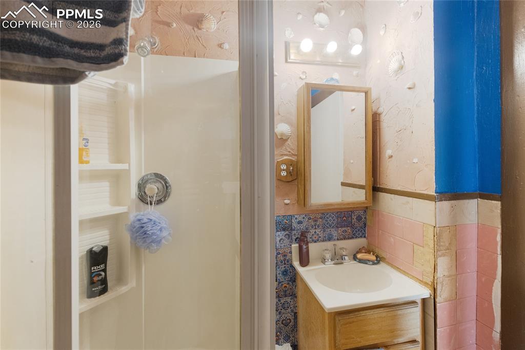 Image 12 of 32: Bathroom