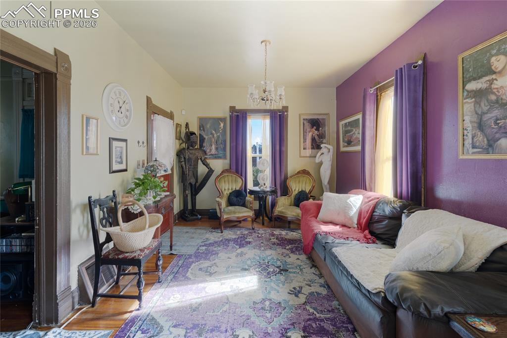 Image 21 of 32: Living Room