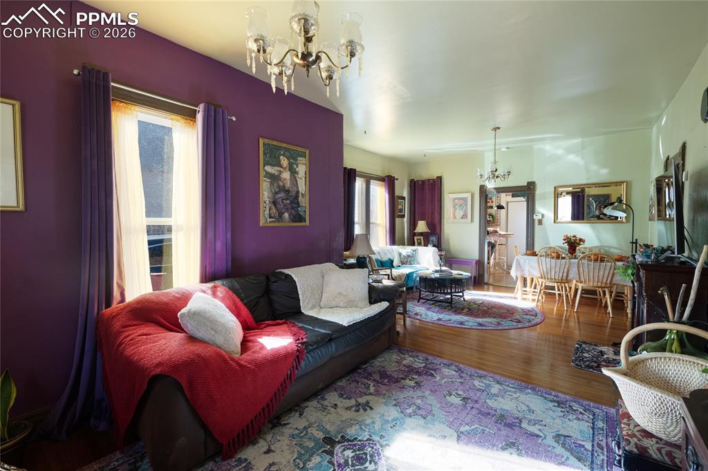 Image 22 of 32: Living Room