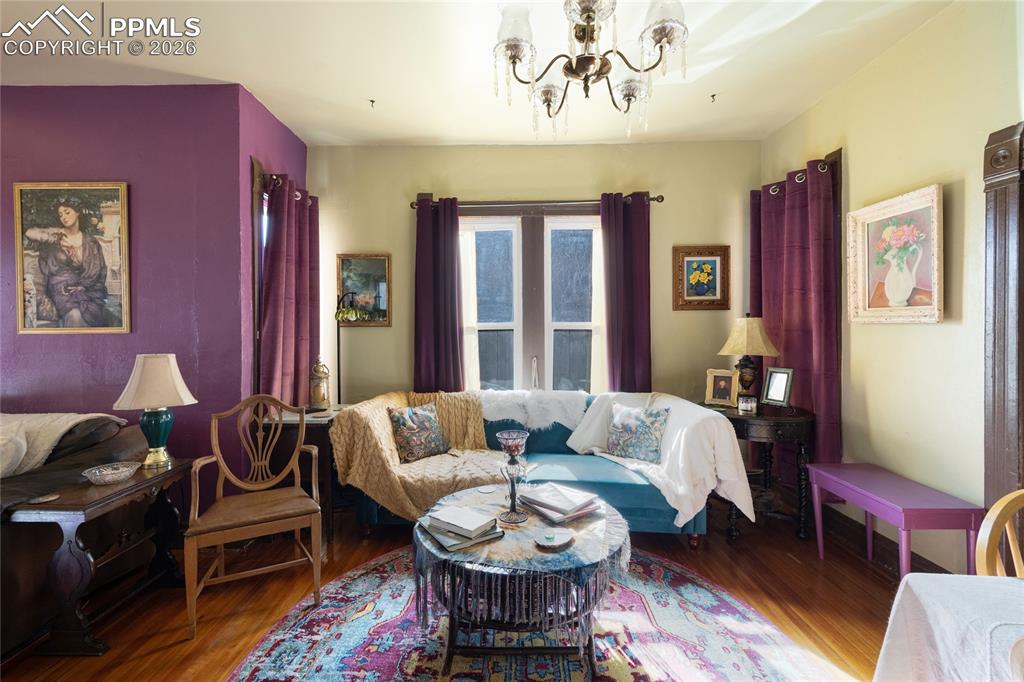 Image 24 of 32: Living Room