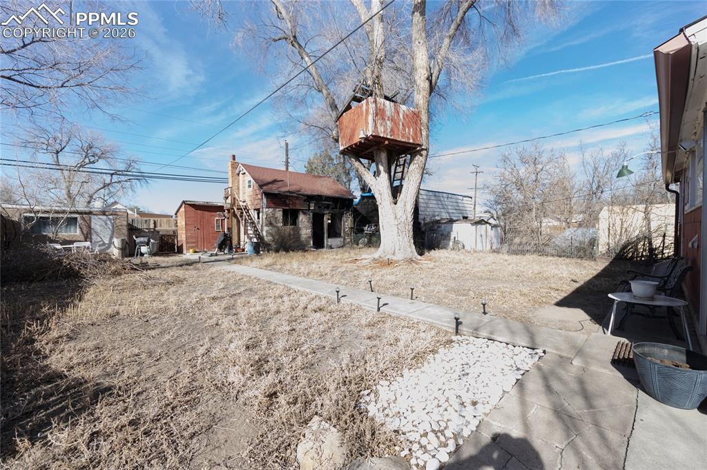 Image 26 of 32: Yard