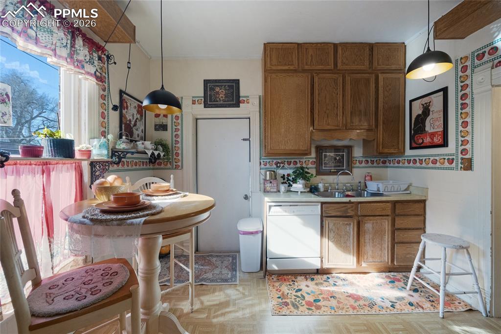 Image 4 of 32: Kitchen