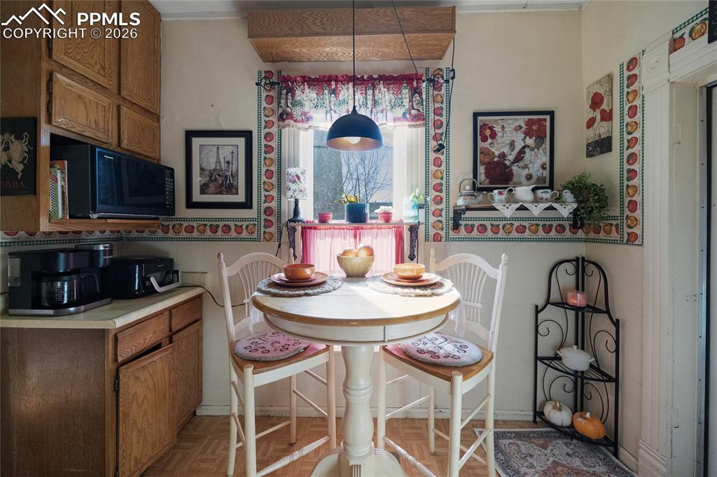 Image 5 of 32: Dining Area