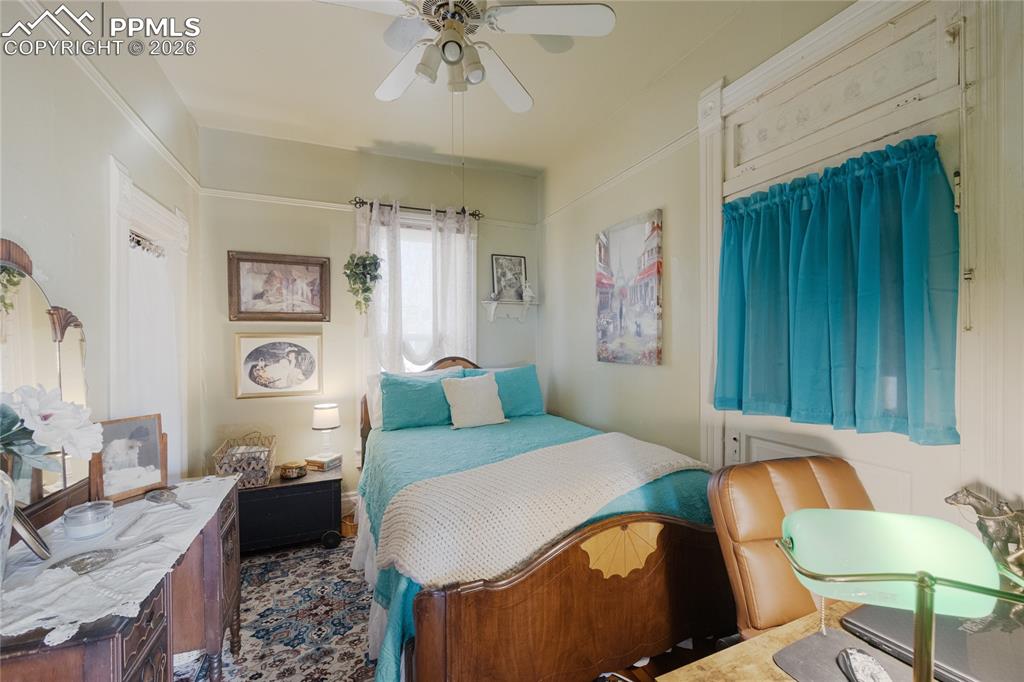 Image 7 of 32: Bedroom