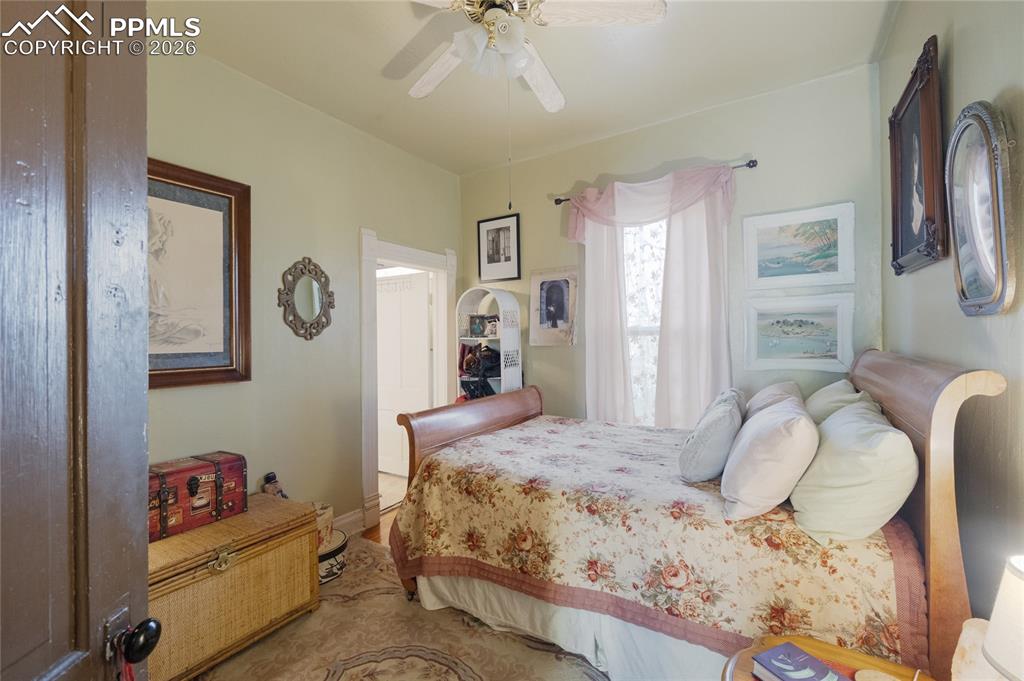 Image 9 of 32: Bedroom