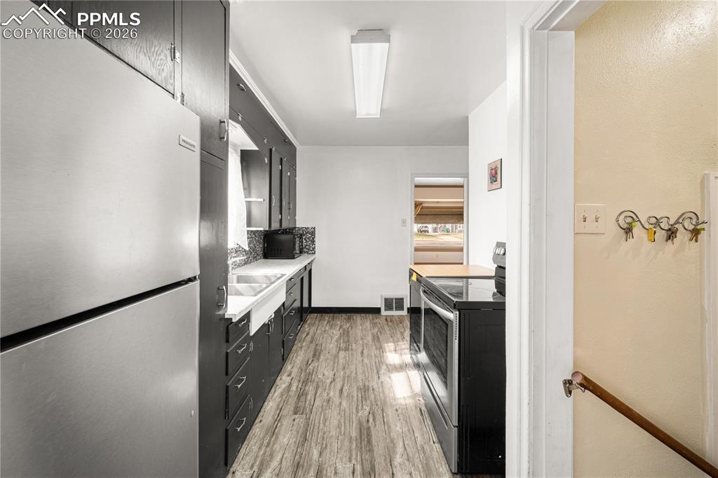 Image 10 of 27: Kitchen