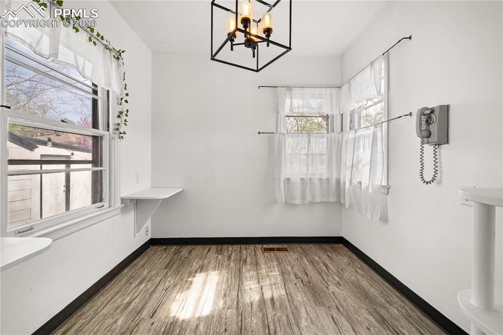 Image 11 of 27: Dining Area