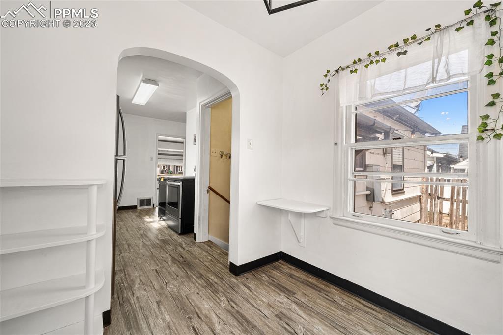 Image 12 of 27: Dining Area