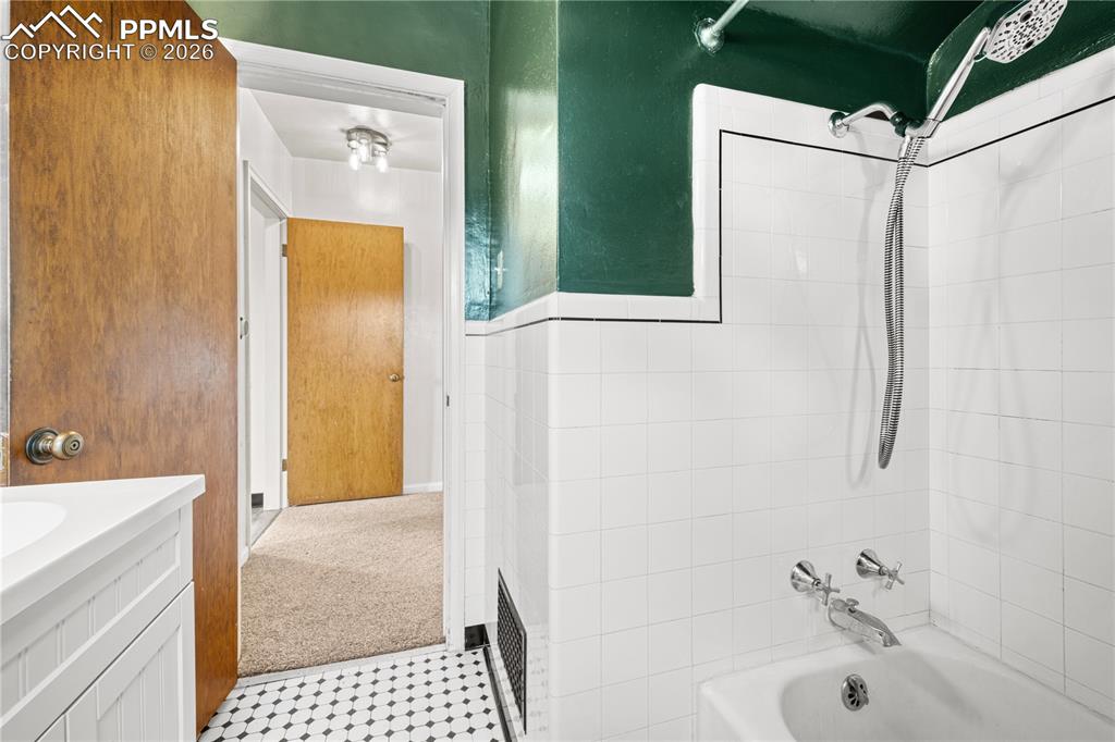 Image 13 of 27: Bathroom