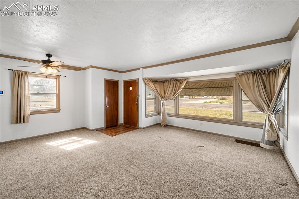 Image 14 of 27: Living Room