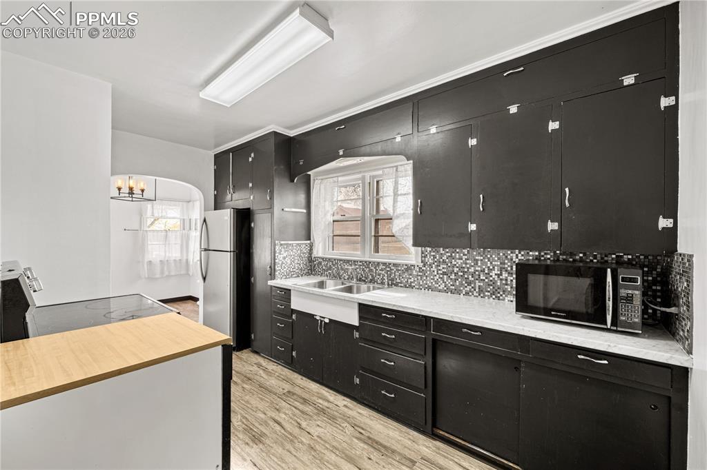 Image 15 of 27: Kitchen