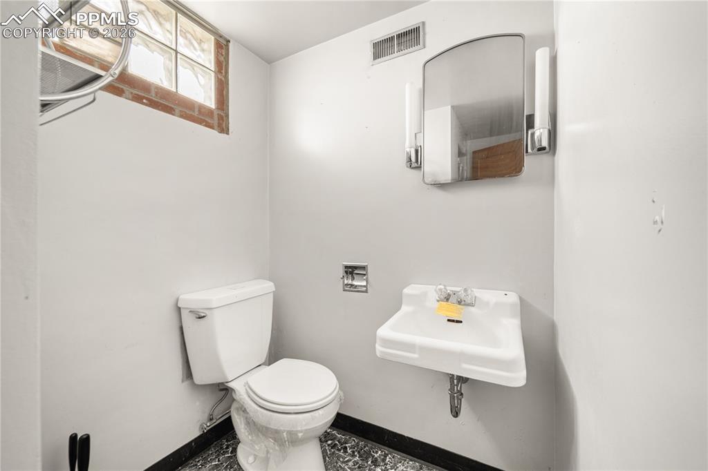 Image 20 of 27: Bathroom