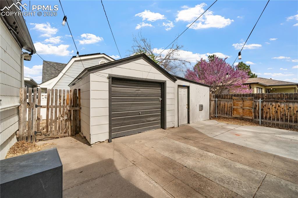 Image 25 of 27: Garage