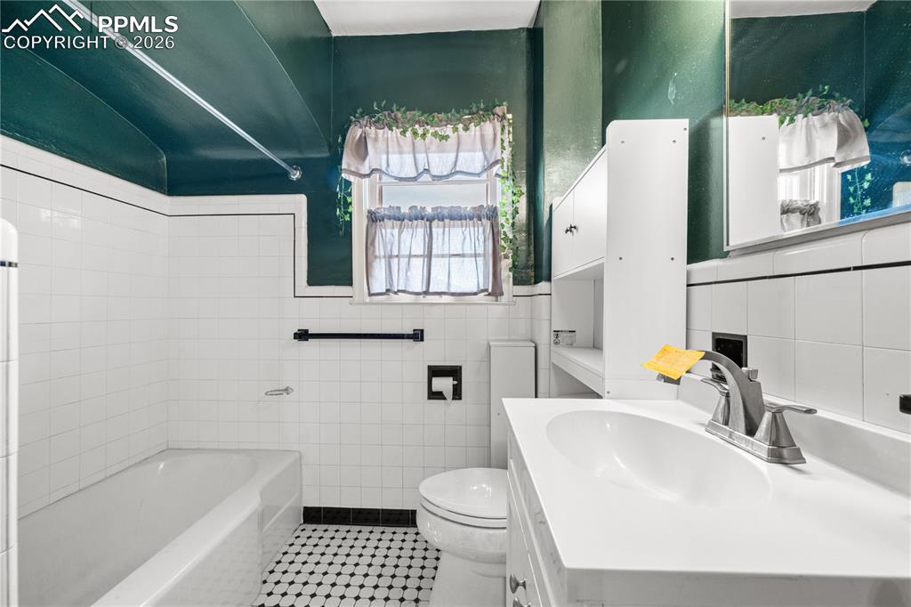 Image 6 of 27: Bathroom