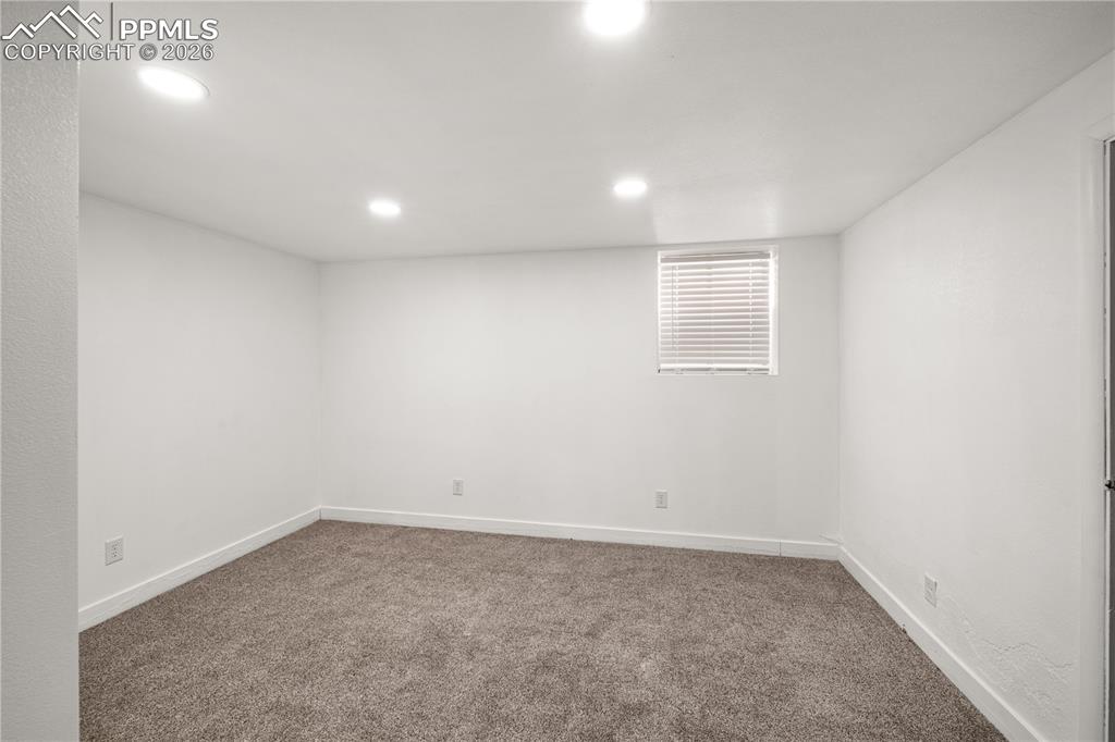 Image 7 of 27: Bedroom