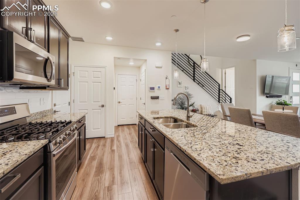 Image 11 of 28: Kitchen