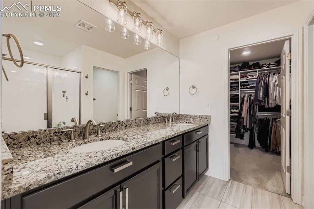 Image 16 of 28: Bathroom