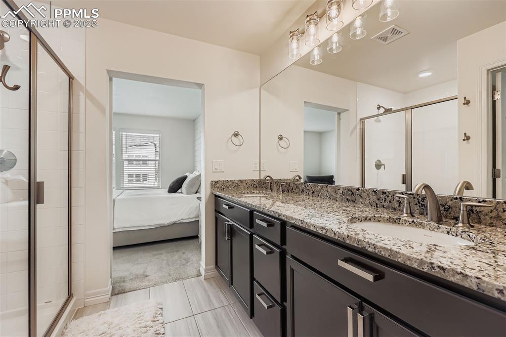 Image 17 of 28: Bathroom