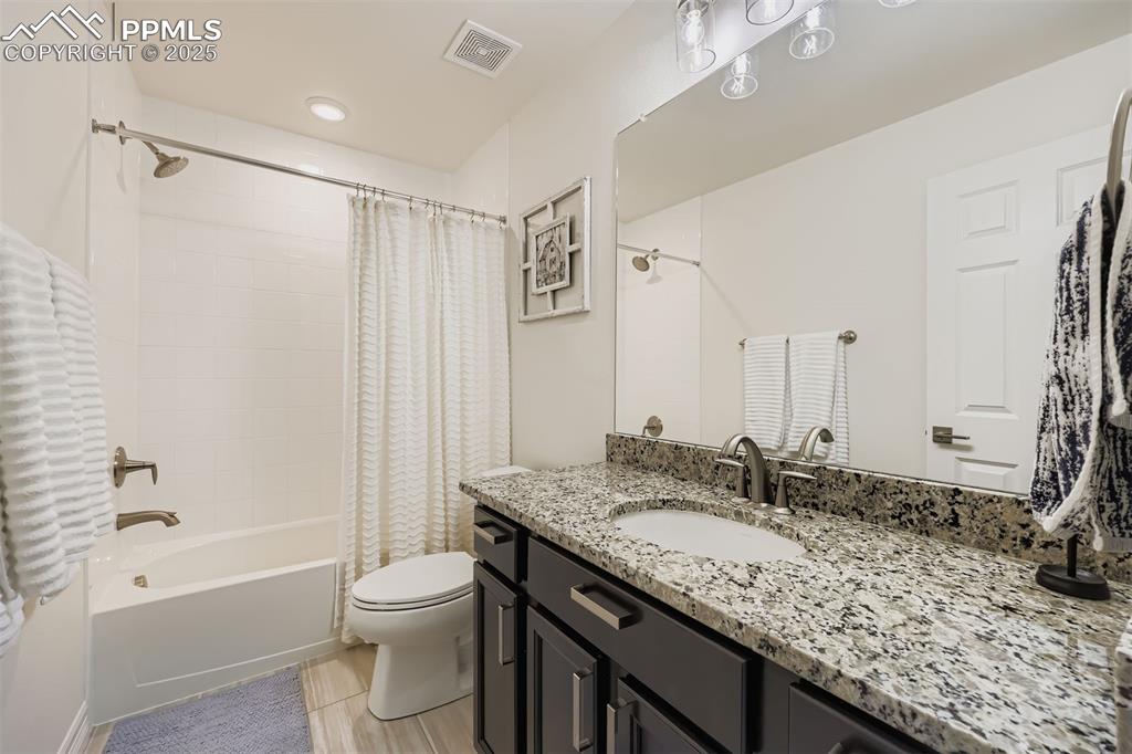 Image 21 of 28: Bathroom