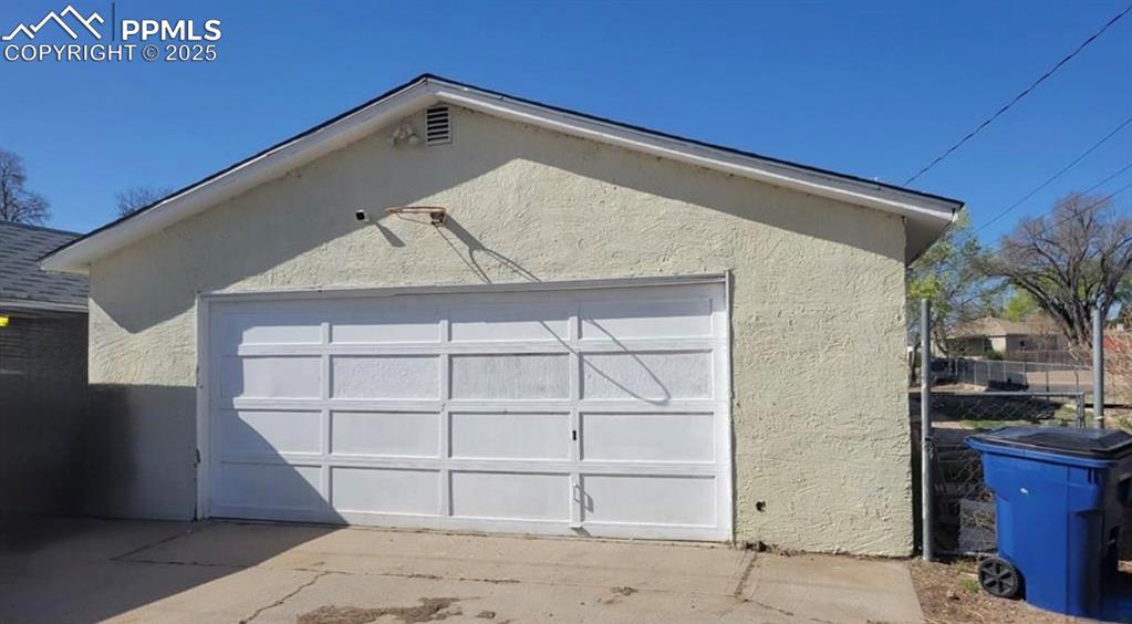 Image 16 of 16: Garage