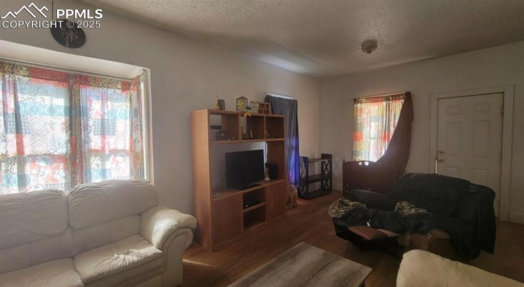 Image 2 of 16: Living Room