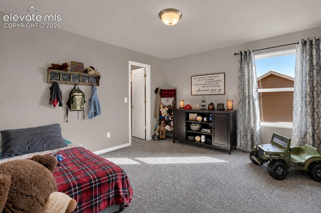 Image 6 of 8: Bedroom