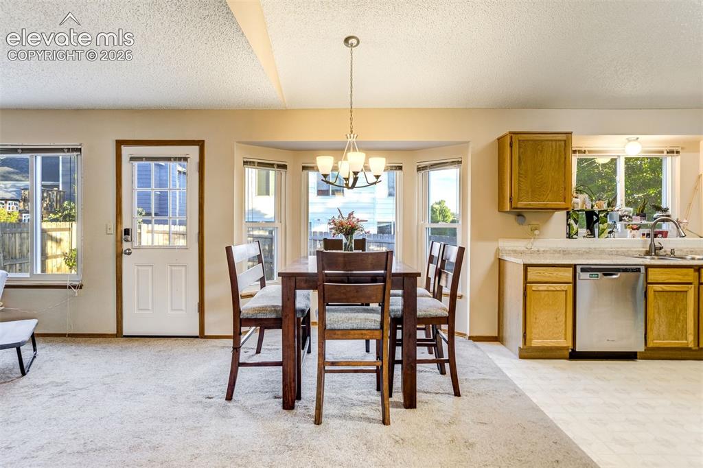 Image 17 of 46: Dining Area