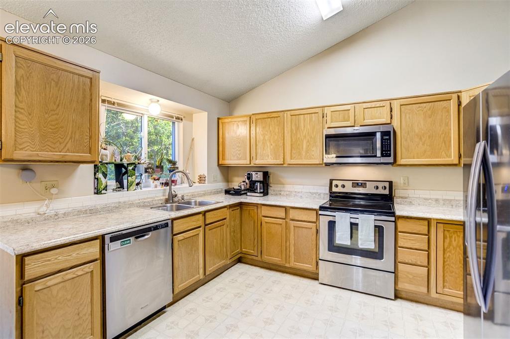 Image 19 of 46: Kitchen