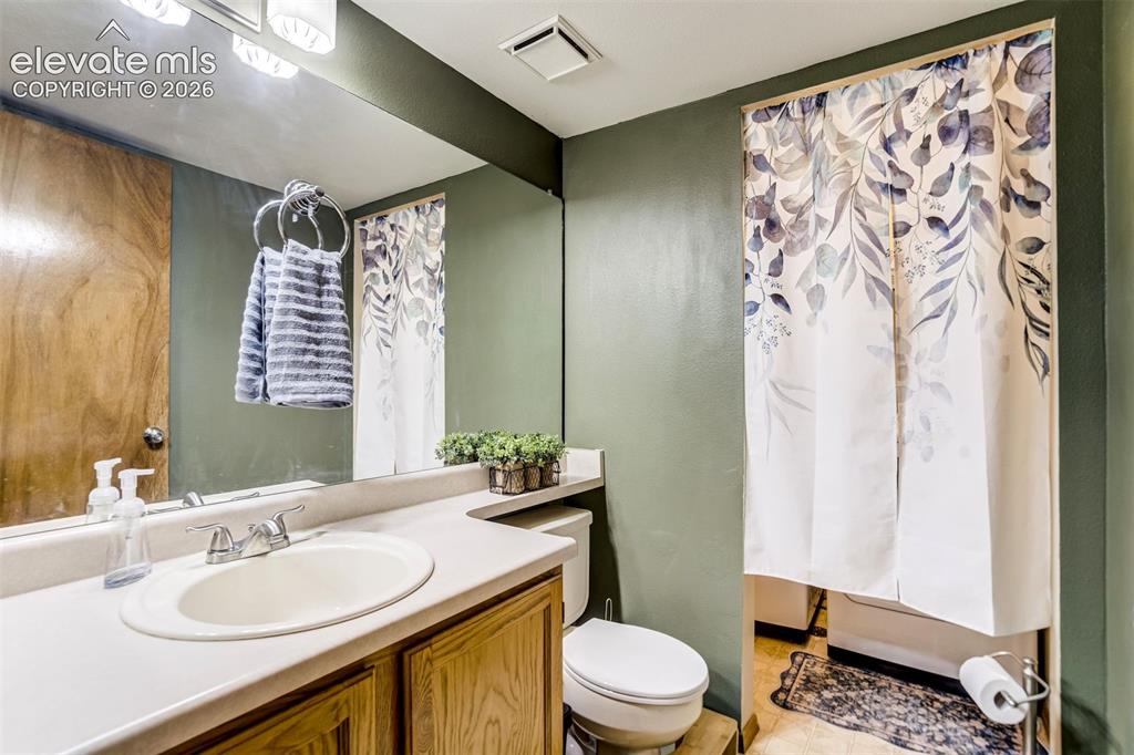 Image 22 of 46: Bathroom