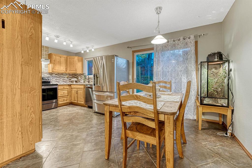 Image 11 of 48: Dining Area