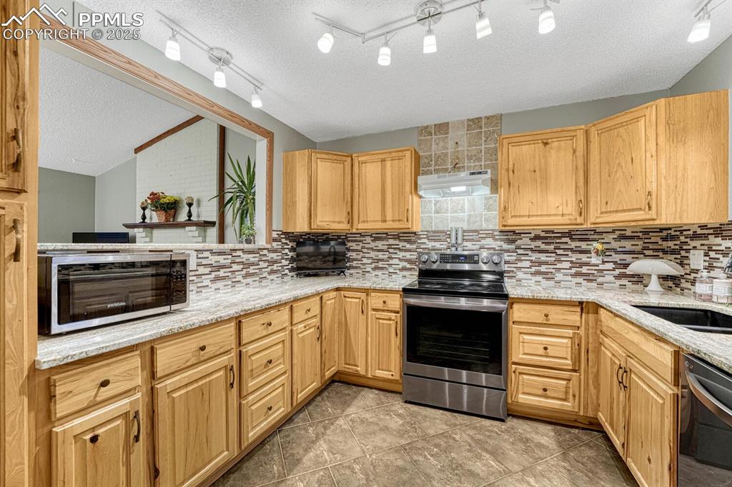 Image 12 of 48: Kitchen