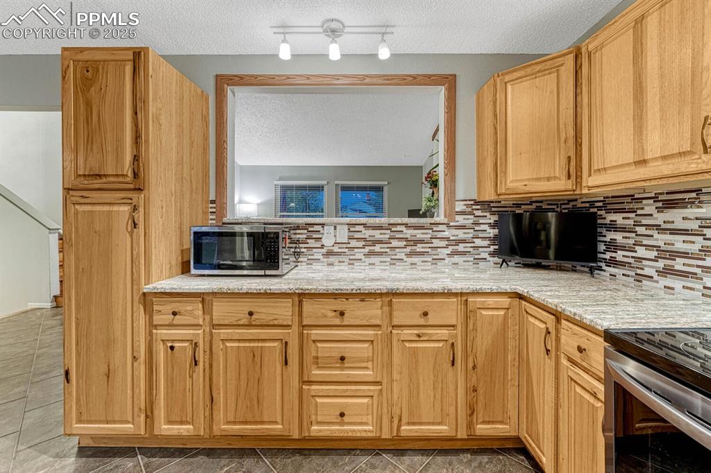 Image 14 of 48: Kitchen