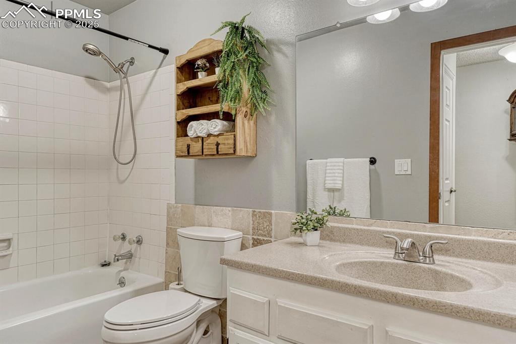 Image 24 of 48: Upper Level Full Bathroom