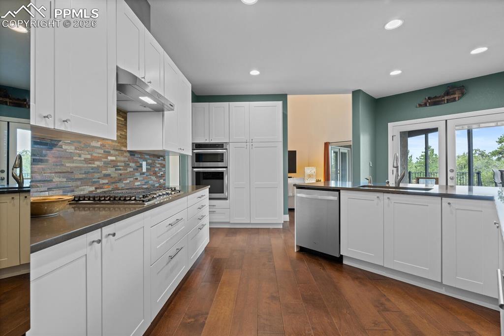 Image 10 of 32: Kitchen