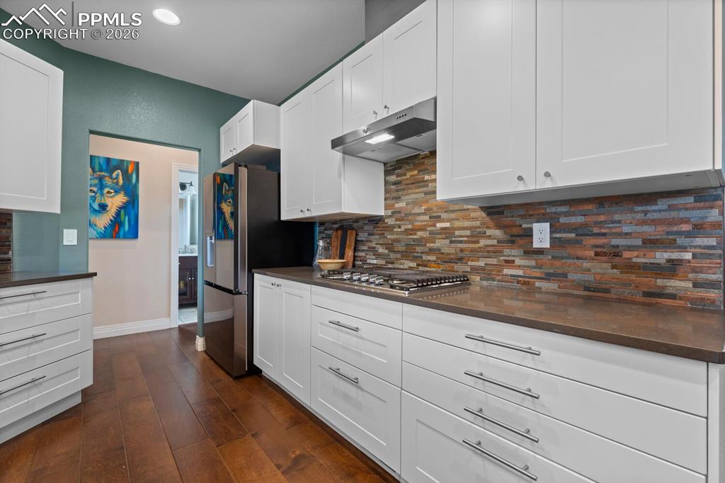 Image 11 of 32: Kitchen