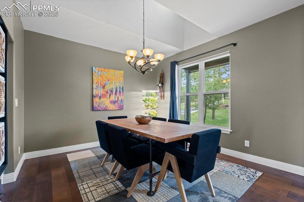 Image 13 of 32: Dining Area