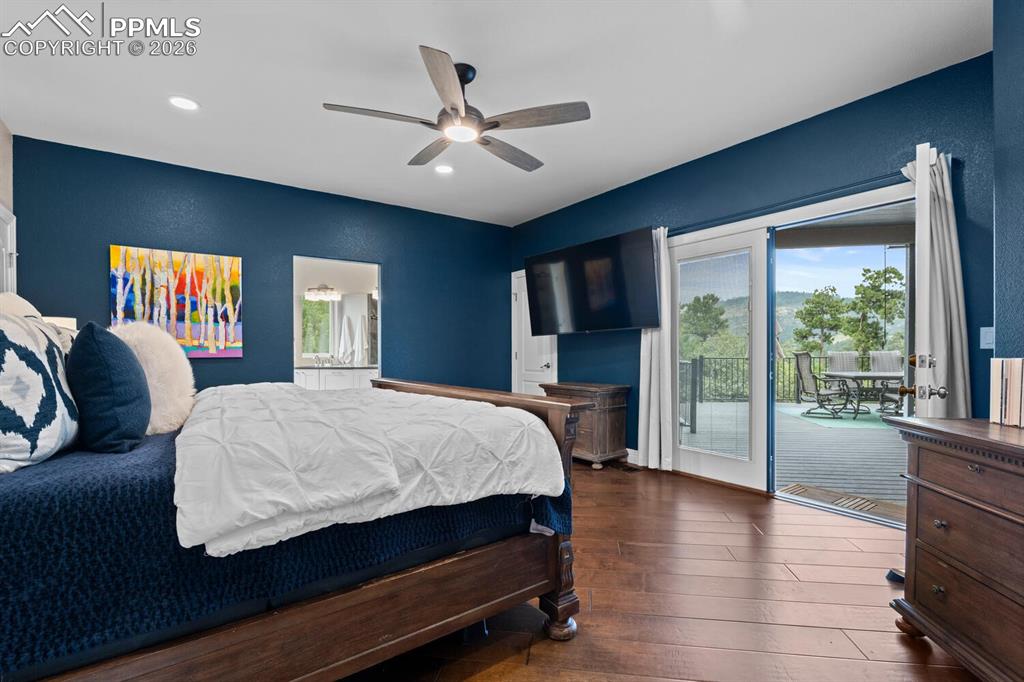 Image 14 of 32: Bedroom