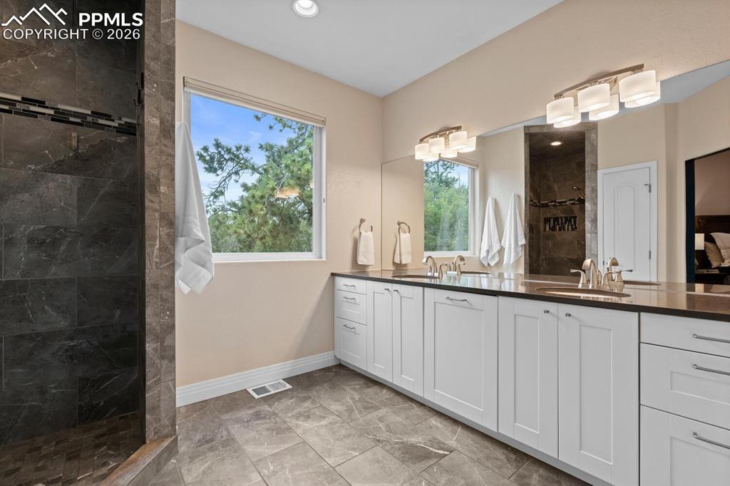 Image 16 of 32: Bathroom