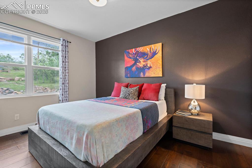 Image 17 of 32: Bedroom