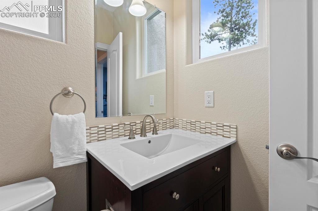 Image 18 of 32: Bathroom